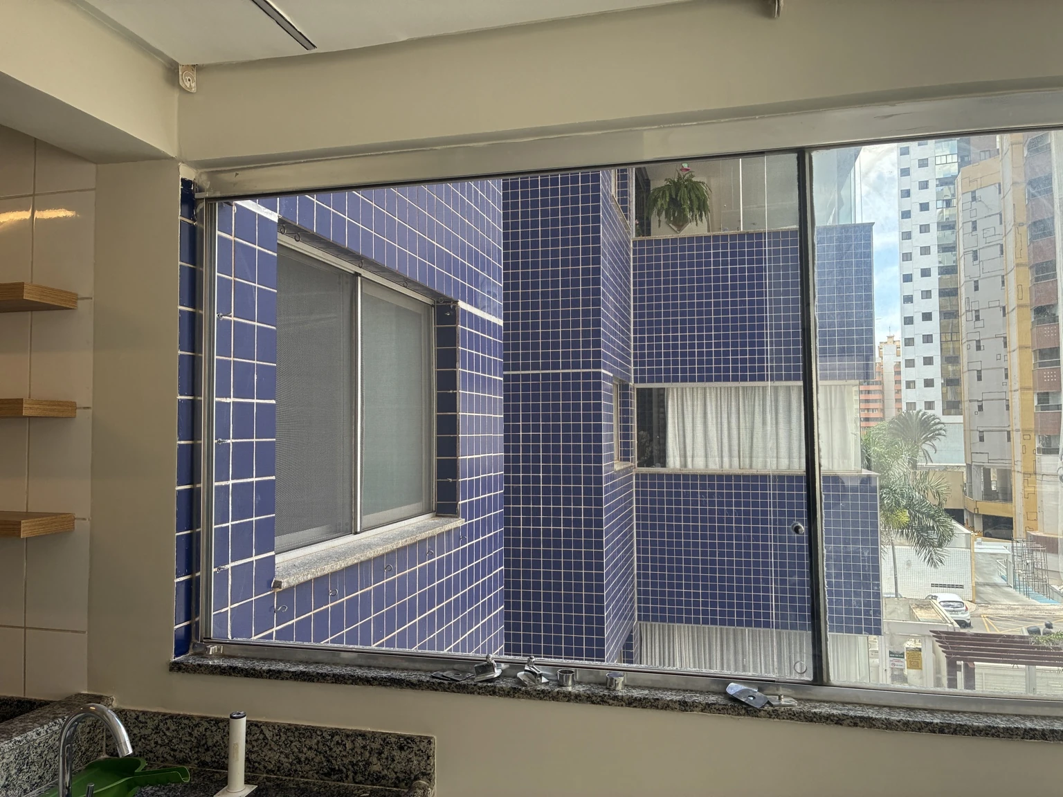 Tela mosquiteira na janela da cozinha, vista pelo interior no Edifício Osório de Moraes, Rua 8 Norte, Lote 1, Águas Claras