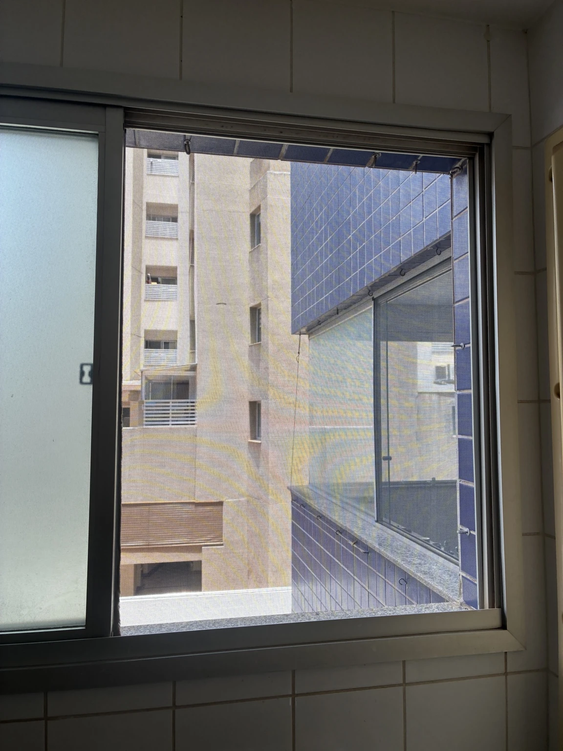 Detalhe do pano da tela junto à esquadria da janela no Edifício Osório de Moraes, Rua 8 Norte, Lote 1, Águas Claras