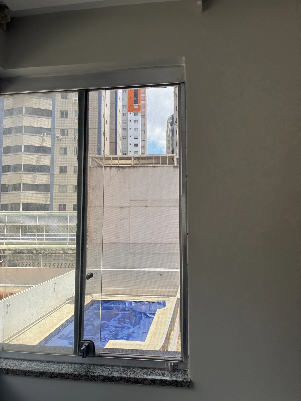Tela de correr e perfil natural no vão lateral no Edifício Osório de Moraes, Rua 8 Norte, Lote 1, Águas Claras