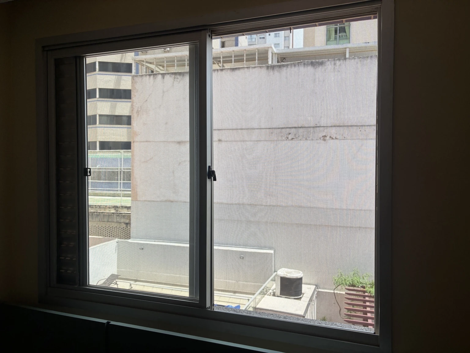 Outro conjunto de janela atendido no reparo das telas no Edifício Osório de Moraes, Rua 8 Norte, Lote 1, Águas Claras