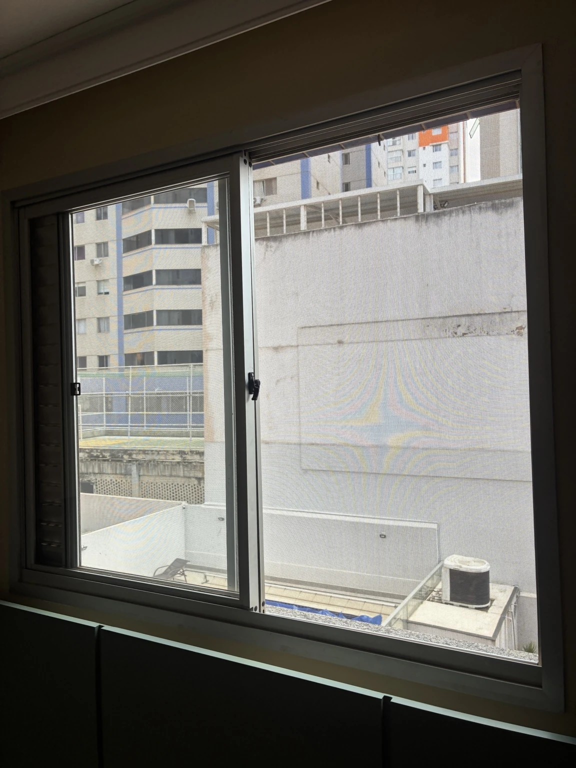 Vista em ângulo das folhas com pano de tela mosquiteira no Edifício Osório de Moraes, Rua 8 Norte, Lote 1, Águas Claras