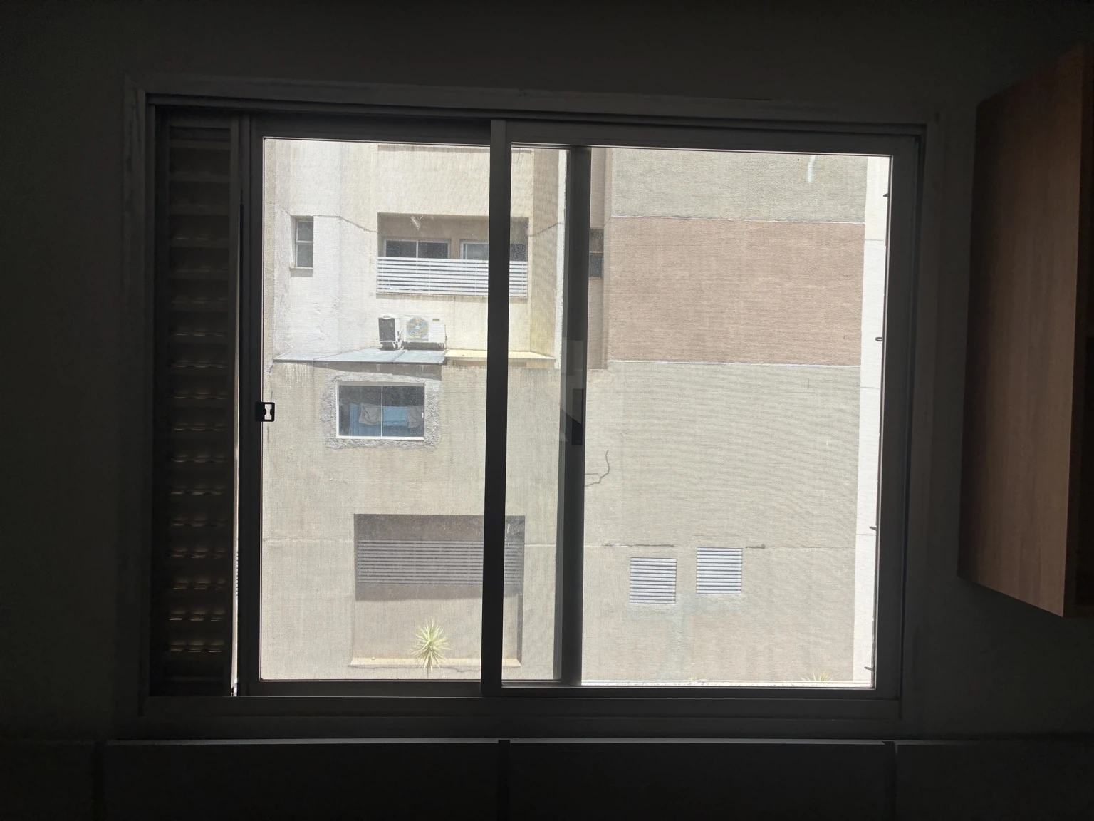 Tela mosquiteira junto à janela e à persiana do apartamento no Edifício Osório de Moraes, Rua 8 Norte, Lote 1, Águas Claras