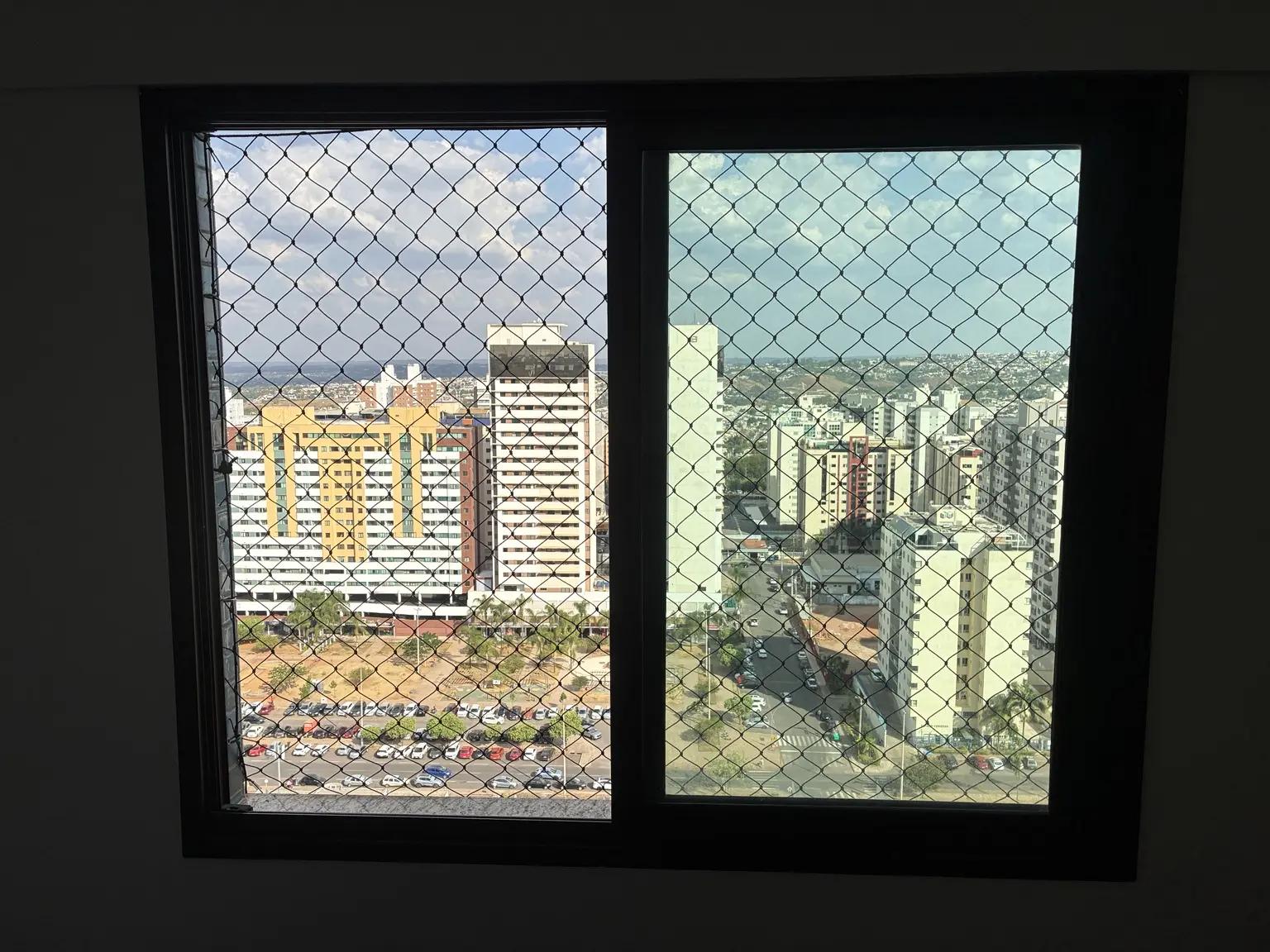 Rede de proteção preta em janela ampla do Edifício Mirante das Águas na Rua Alecrim