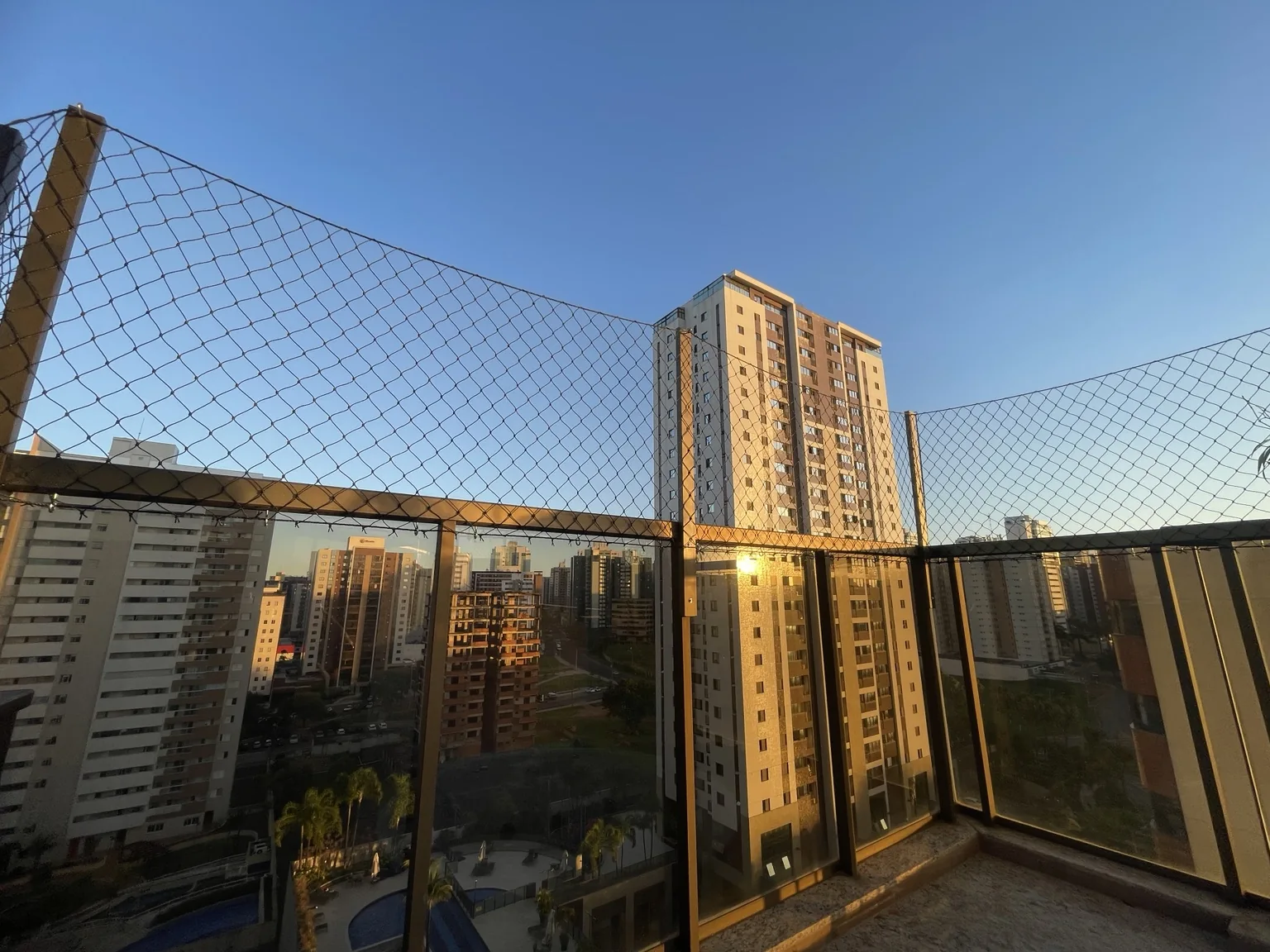 Rede de proteção preta 5×5 cm na área externa do Ed. Soffisticado em Águas Claras