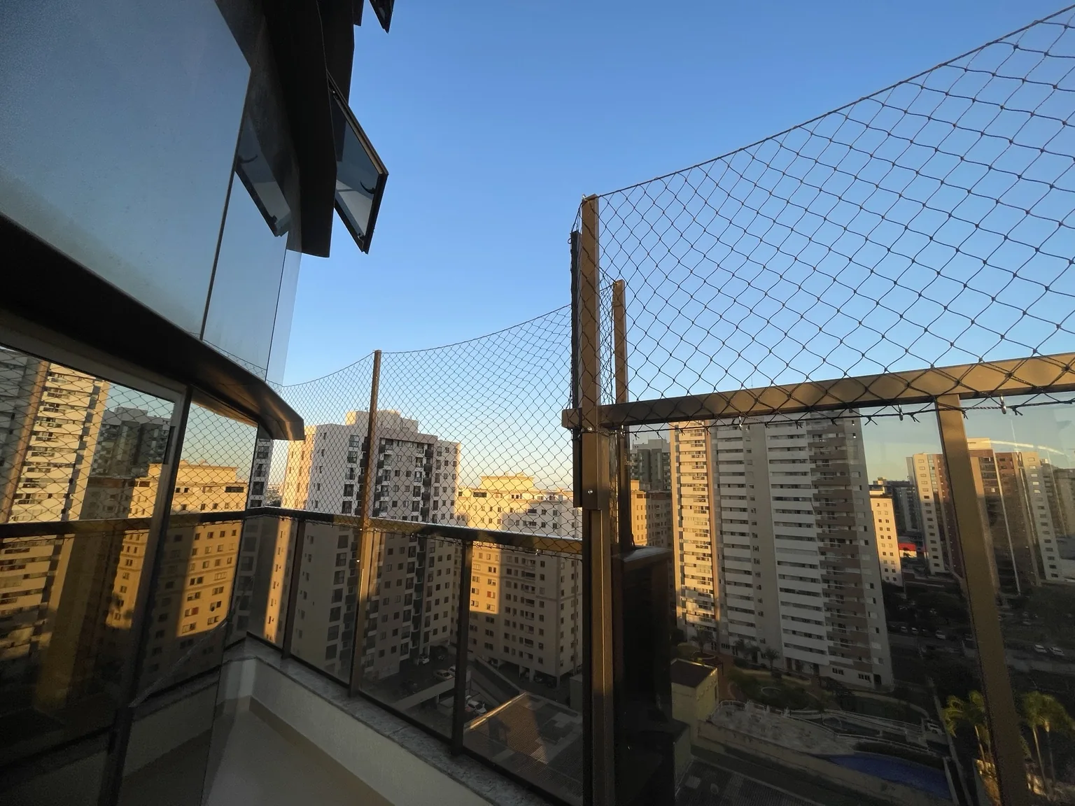 Rede preta instalada junto ao guarda-corpo no Ed. Soffisticado