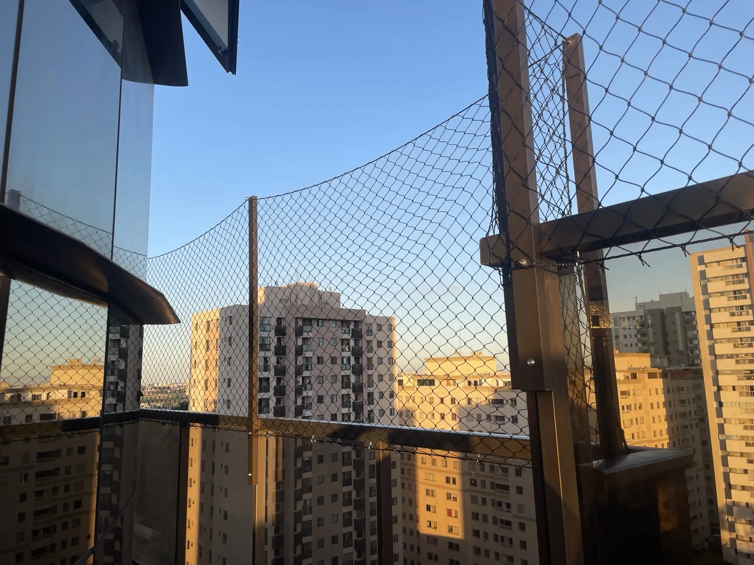 Detalhe da rede de proteção preta junto aos perfis da área externa