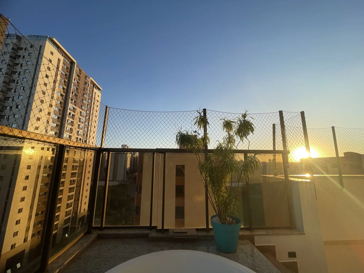 Vista da rede preta sobre o guarda-corpo na Rua das Figueiras