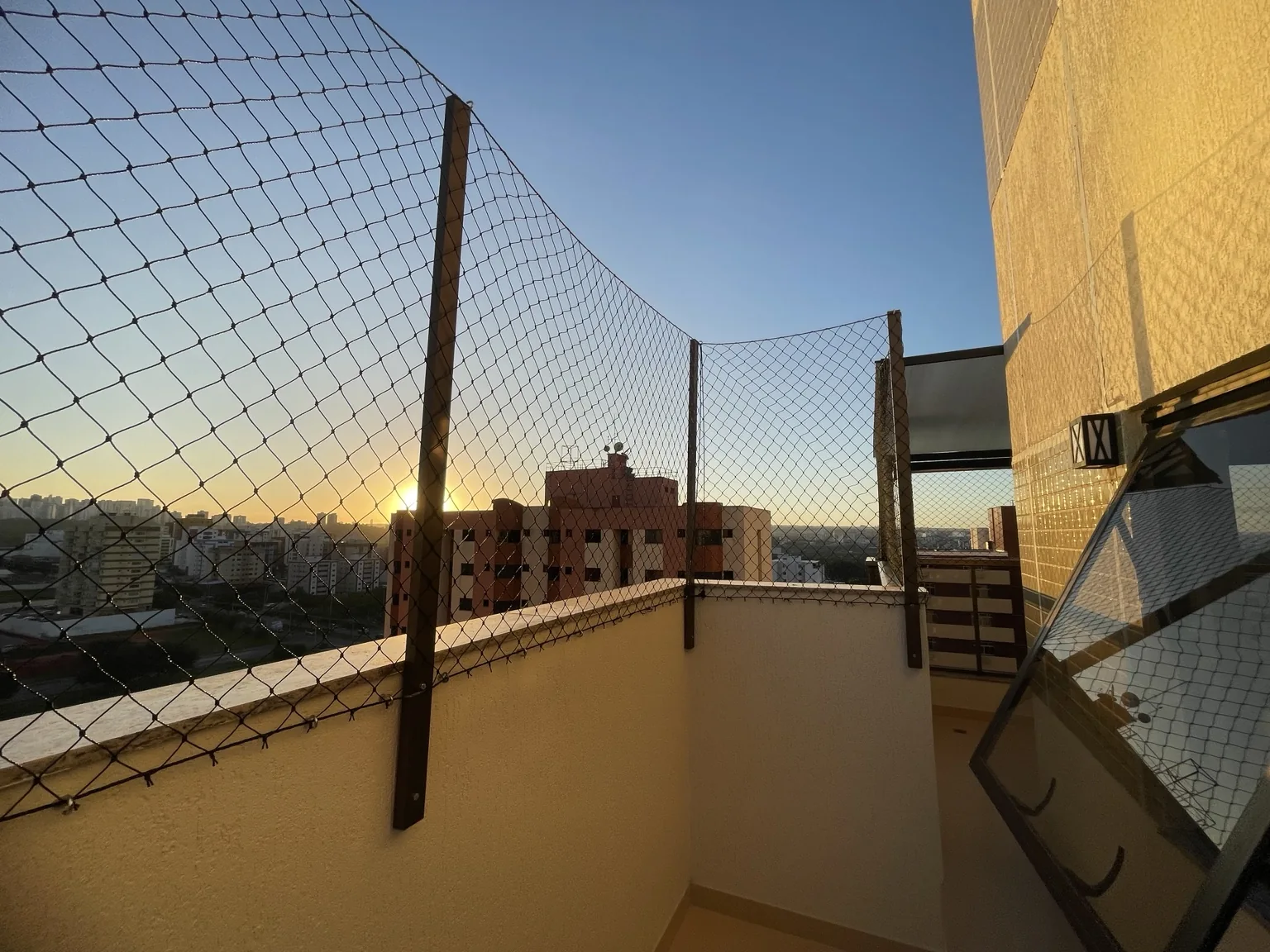 Rede preta fixada no contorno da área externa do Ed. Soffisticado