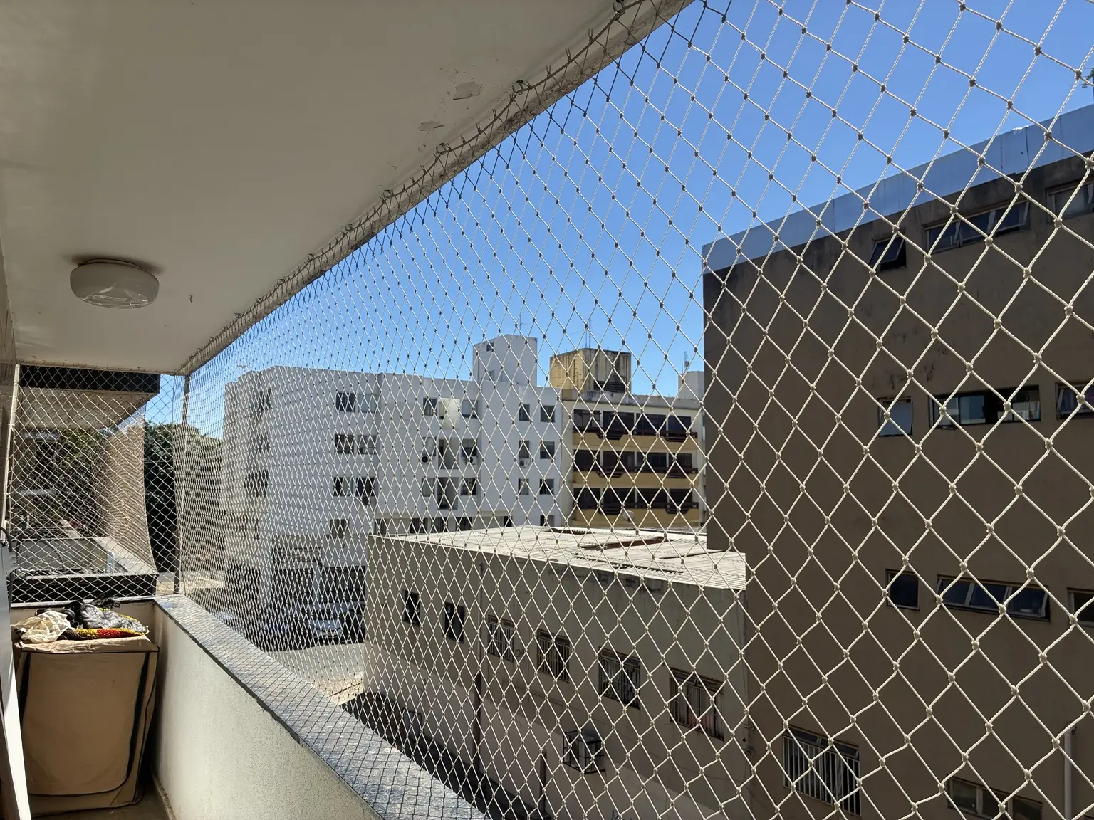 Rede de proteção para gatos 5×5 cm na cor areia instalada em varanda na SCRN 712/713, Bloco D, Asa Norte