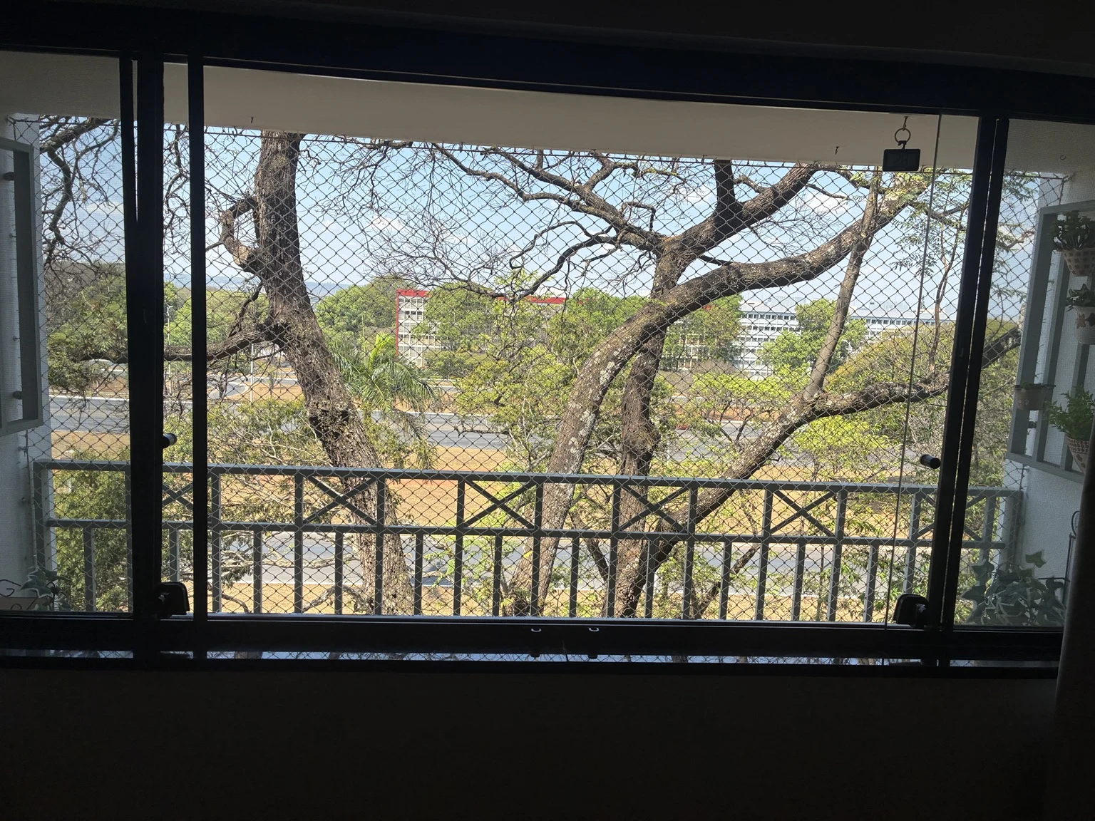 Vista da rede areia instalada na janela da SQS 108, Bloco I, Asa Sul.