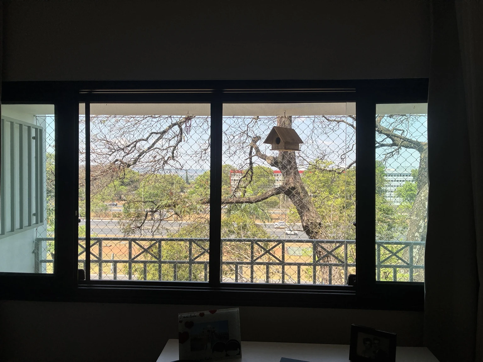 Vista geral da janela com rede areia e tela mosquiteira na SQS 108.