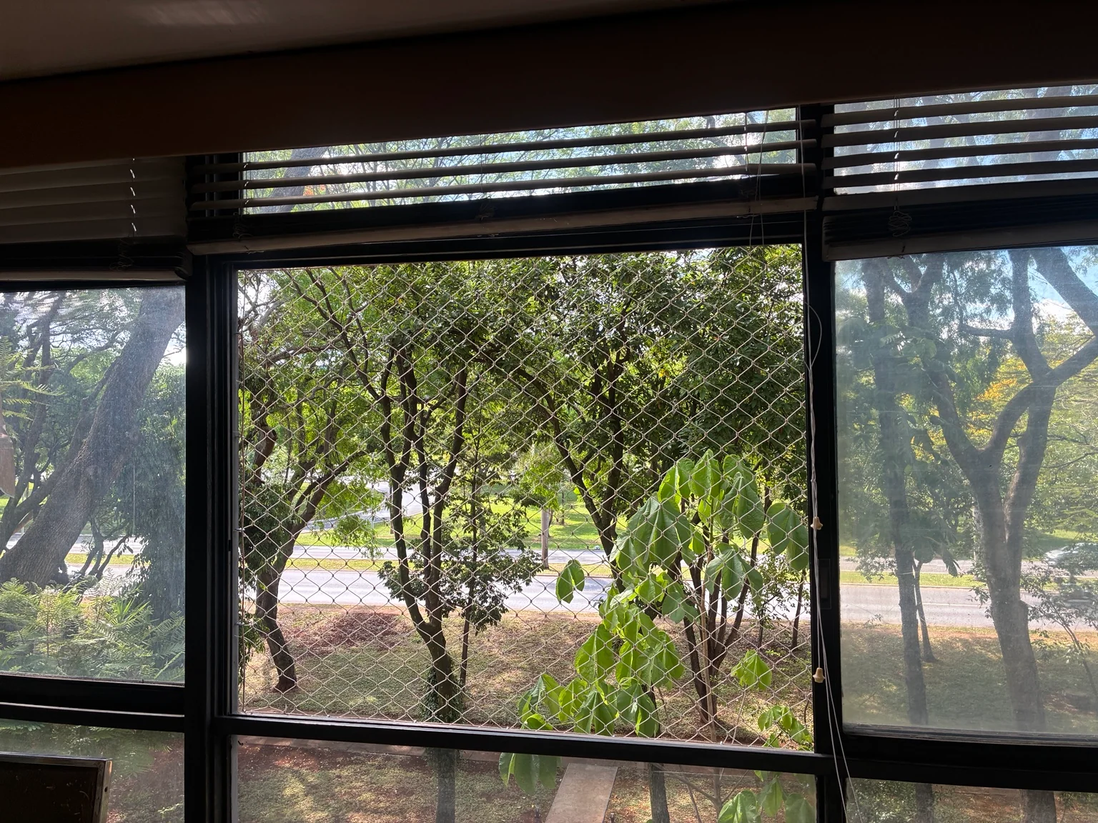 Rede areia 5×5 cm instalada na janela do apartamento na SQS 215, Bloco K, Asa Sul.