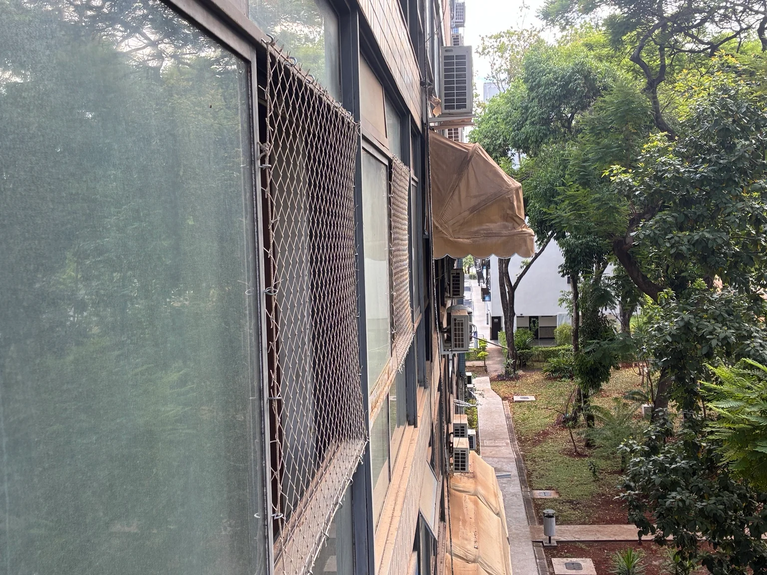 Vista lateral externa das janelas protegidas com rede areia na SQS 215, Bloco K.