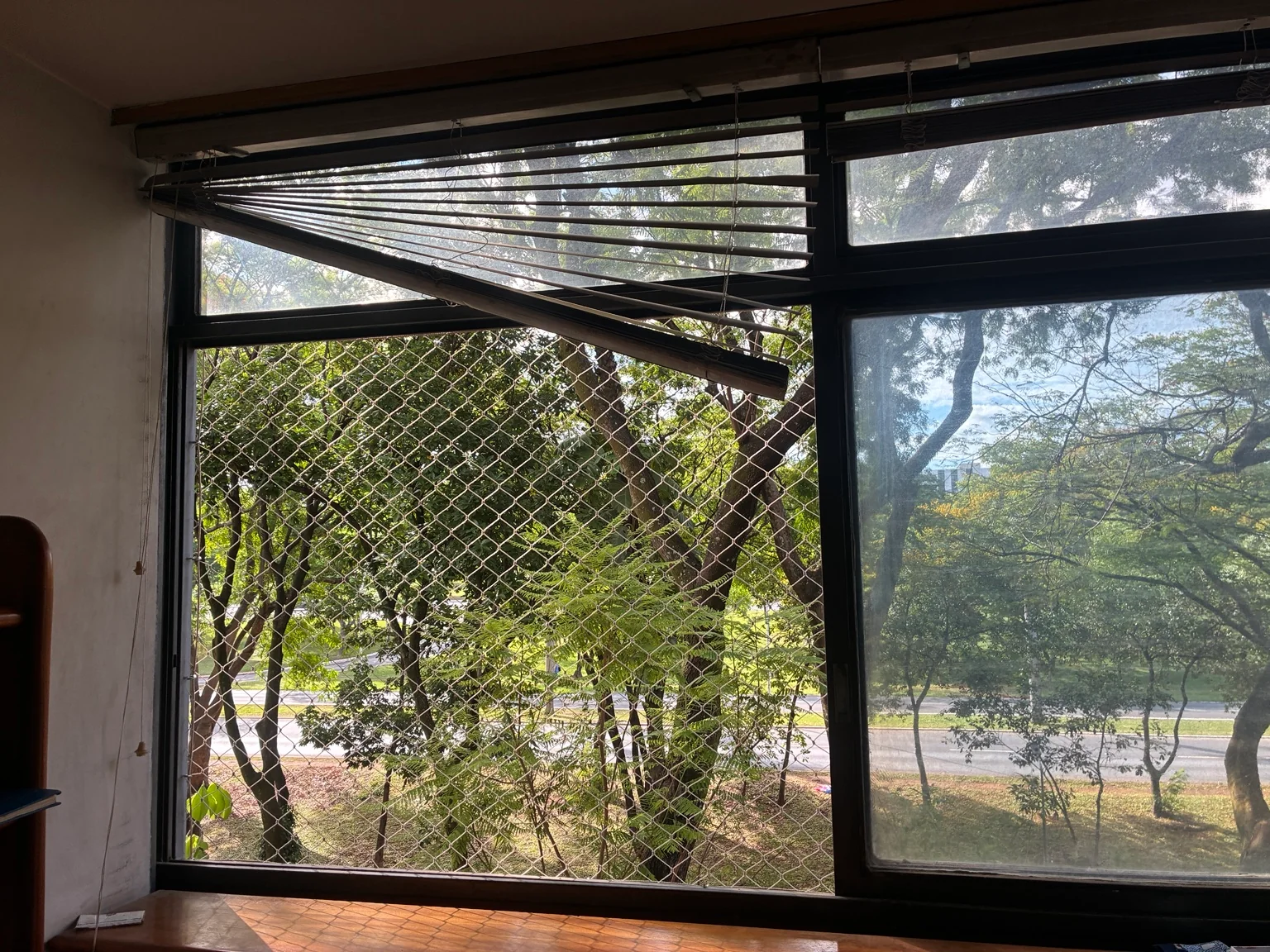 Outra janela do apartamento com rede de proteção areia de malha 5×5 cm.