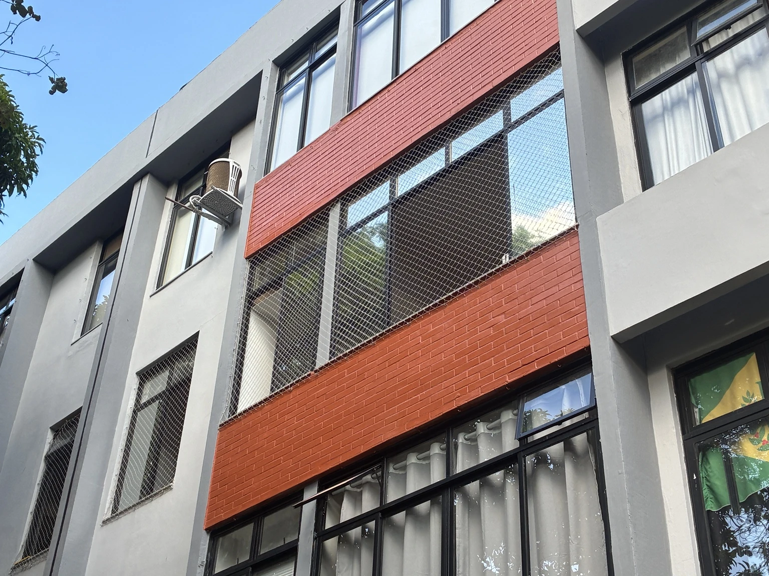 Vista externa da rede areia 5×5 cm instalada na SQS 405, Bloco T, Asa Sul.