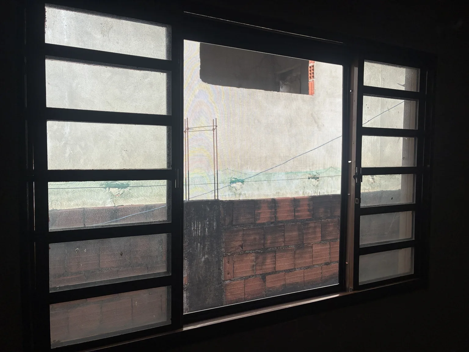 Vista interna da janela com tela mosquiteira — Chácara 23A, Colônia Agrícola Águas Claras.