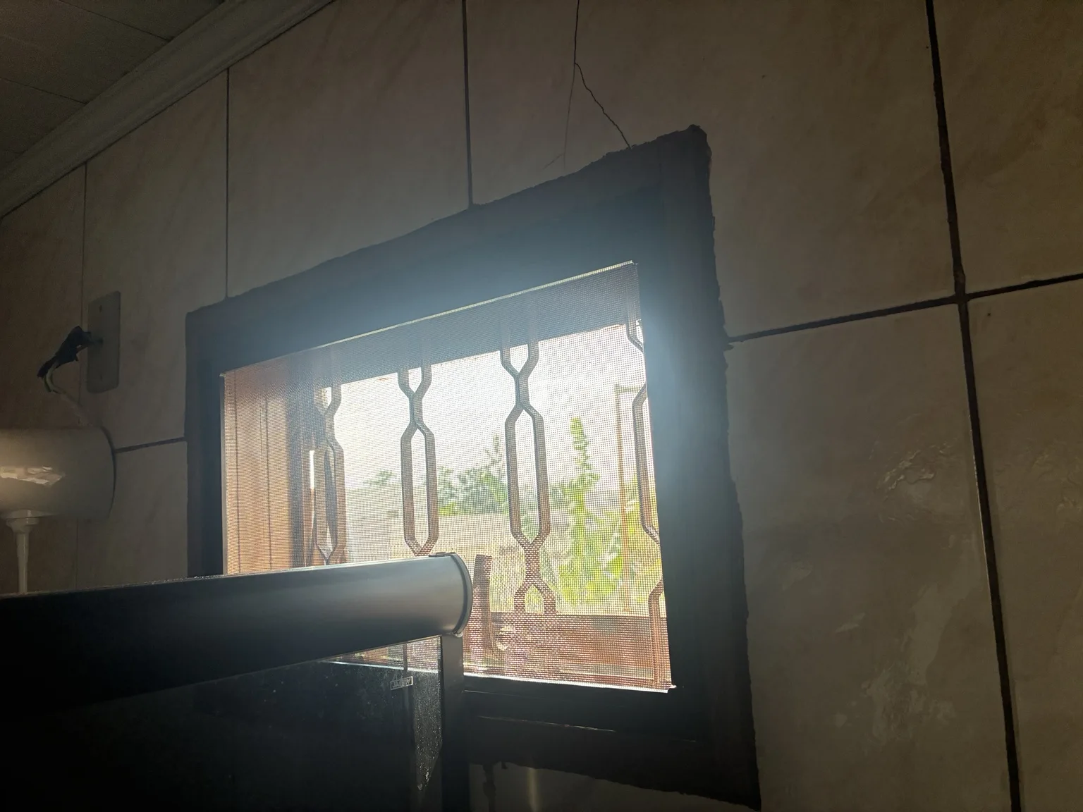 Tela mosquiteira instalada na janela do ambiente revestido — Chácara 23A, Colônia Agrícola Águas Claras.