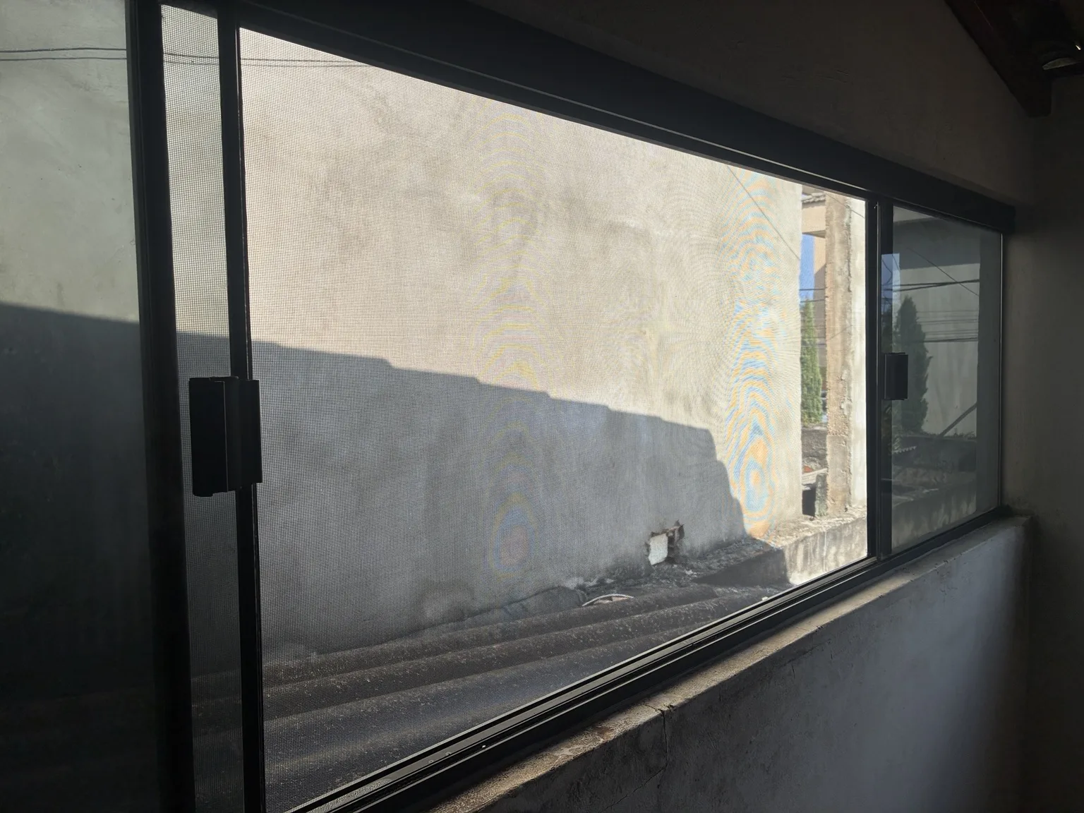 Detalhe da tela e do perfil preto junto à abertura — Chácara 23A, Colônia Agrícola Águas Claras.