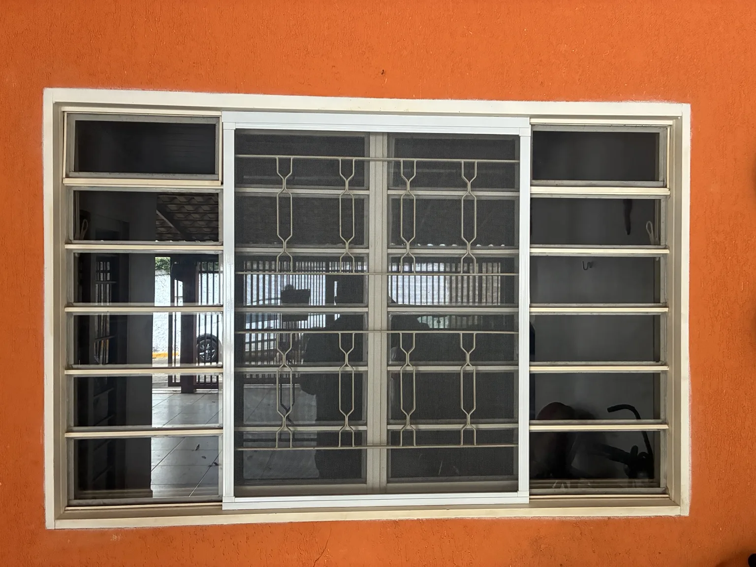 Vista frontal do conjunto com acabamento branco — Chácara 23A, Colônia Agrícola Águas Claras.