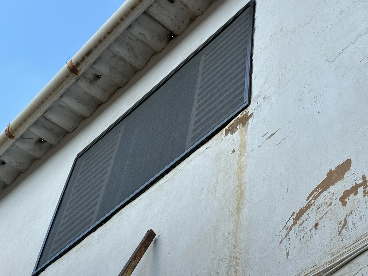 Vista externa da tela instalada na abertura horizontal — Chácara 23A, Colônia Agrícola Águas Claras.