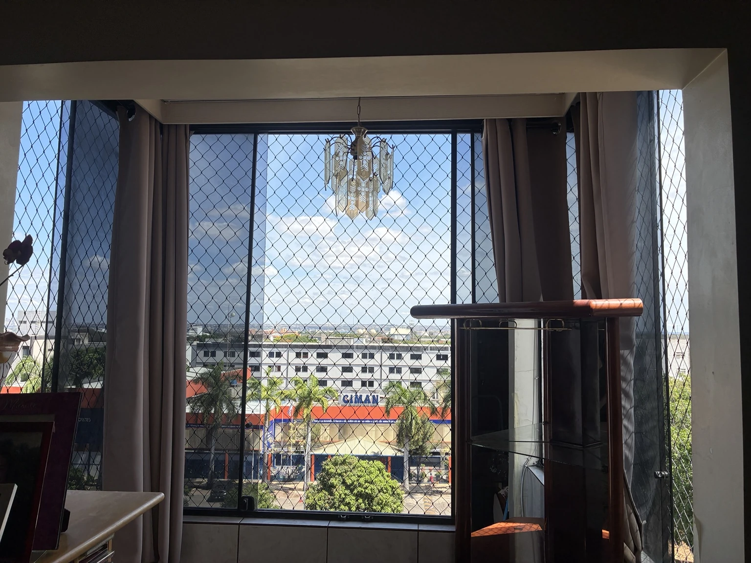Vista do conjunto de janelas da sala com rede preta 5×5 cm, na SHCES 601, Bloco B, Cruzeiro Novo.