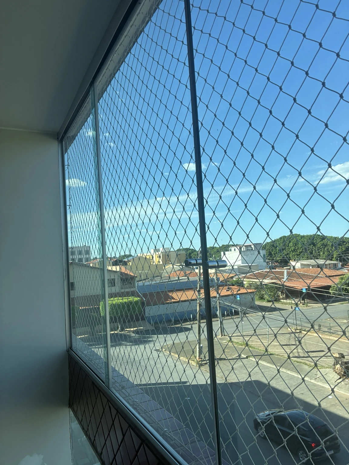 Rede de proteção areia 5×5 cm diante do vão envidraçado no Edifício Bandeira Center I, QI 3, Guará I