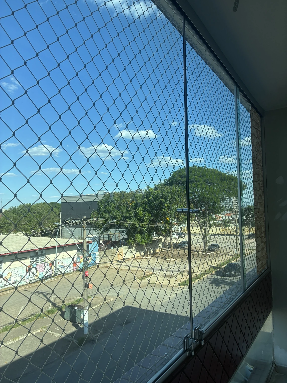 Outro ângulo da rede de proteção areia no vão do Bloco A, Edifício Bandeira Center I, Guará I