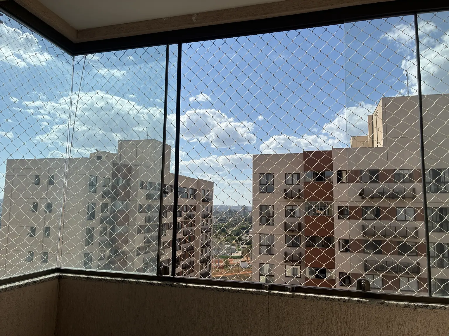 Rede de proteção 5×5 cm na cor areia em vão amplo de apartamento no Edifício Dolce Vitta, Guará II