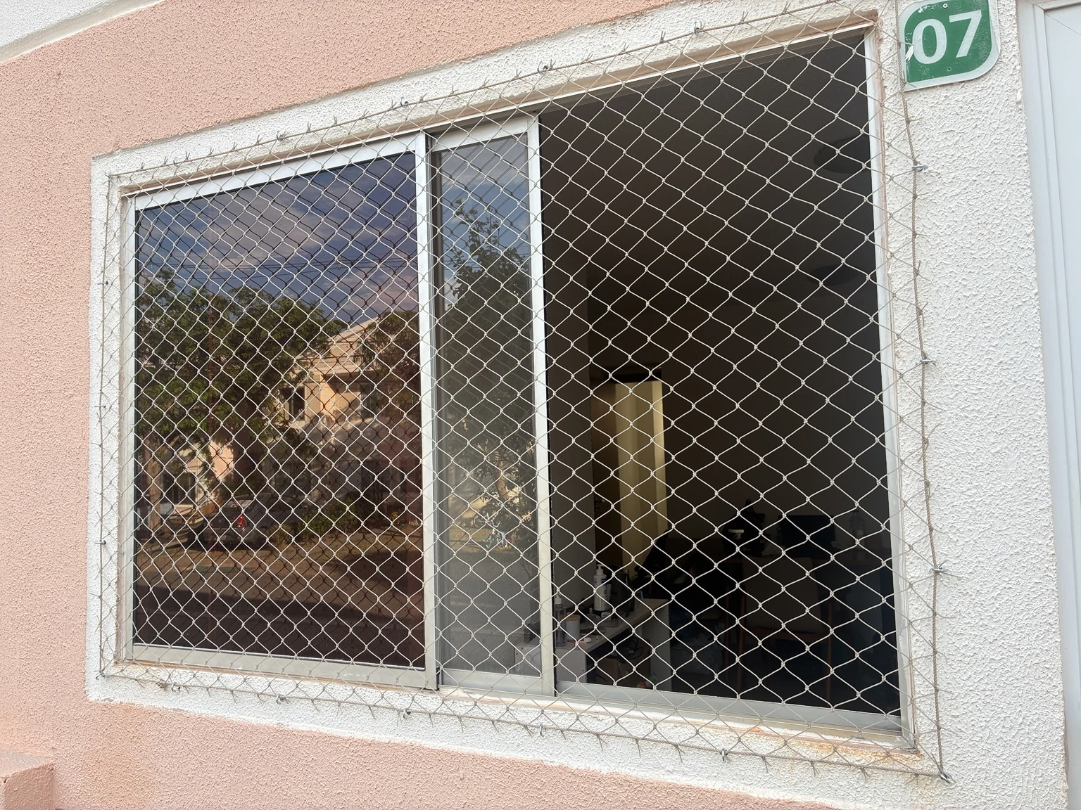 Rede de proteção areia 5×5 cm concluída na janela da QC 9, Rua B, Jardins Mangueiral