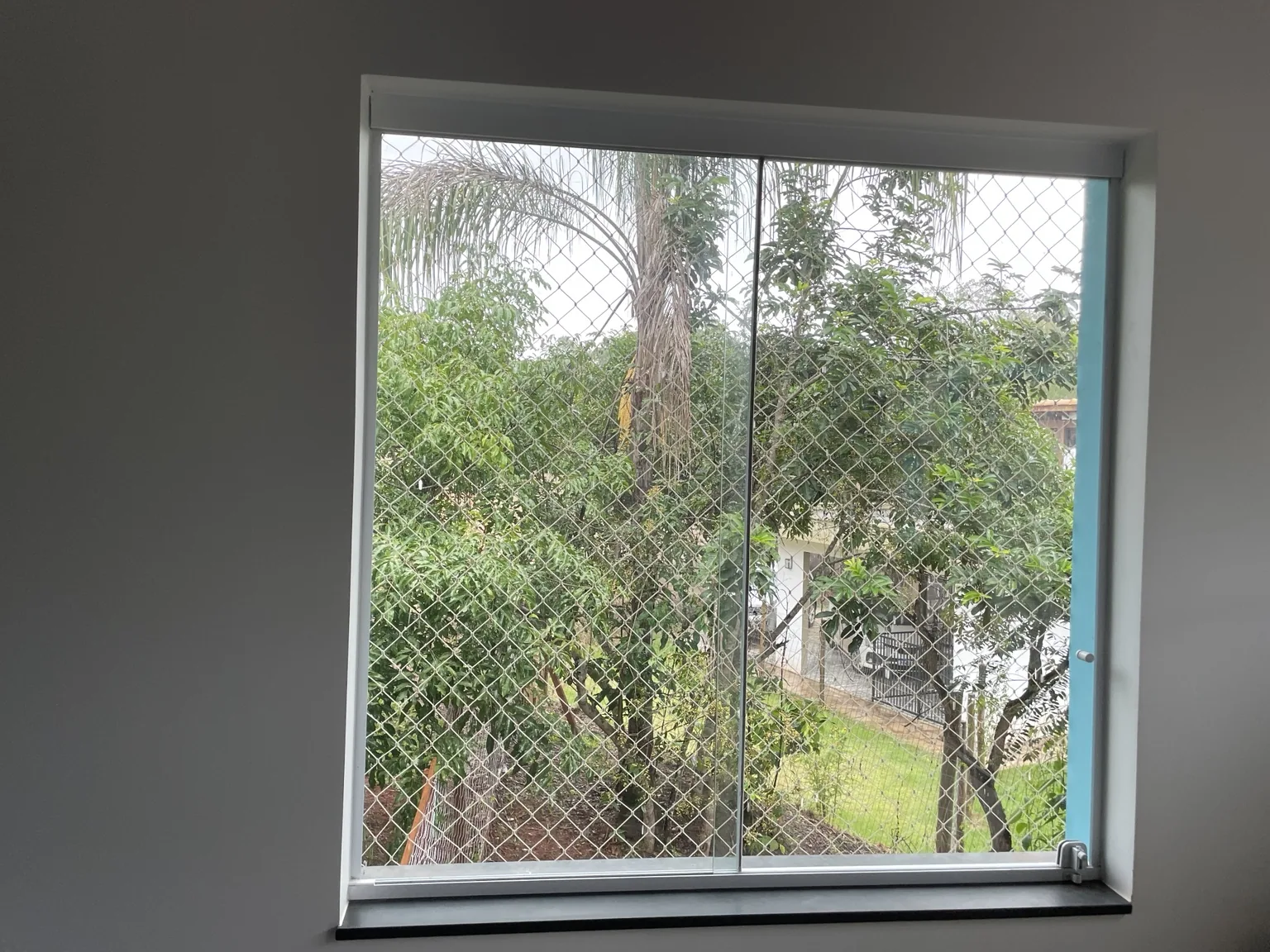 Janela da residência no Solar da Serra com rede de proteção 5×5 cm