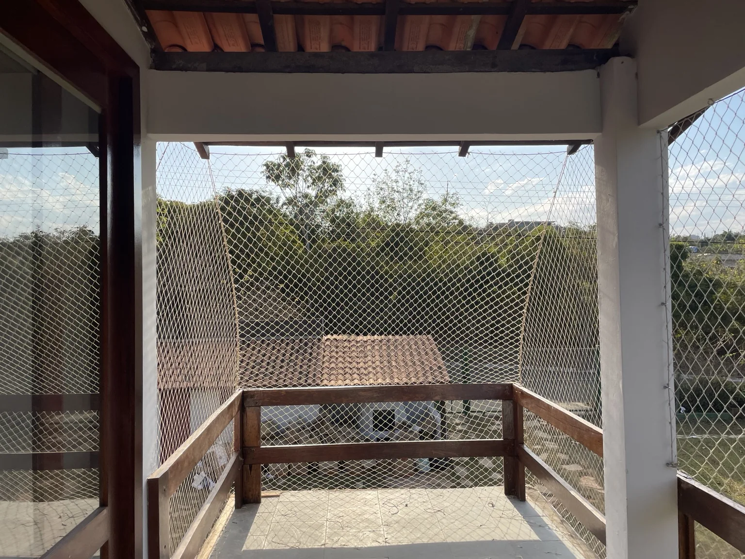 Rede areia na abertura da varanda do Solar da Serra com vista para o jardim