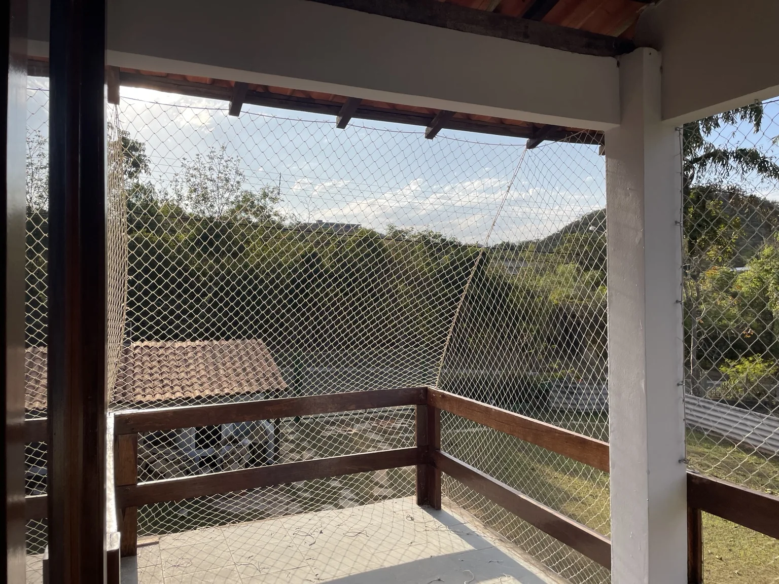 Detalhe da rede de proteção 5×5 cm no canto da varanda
