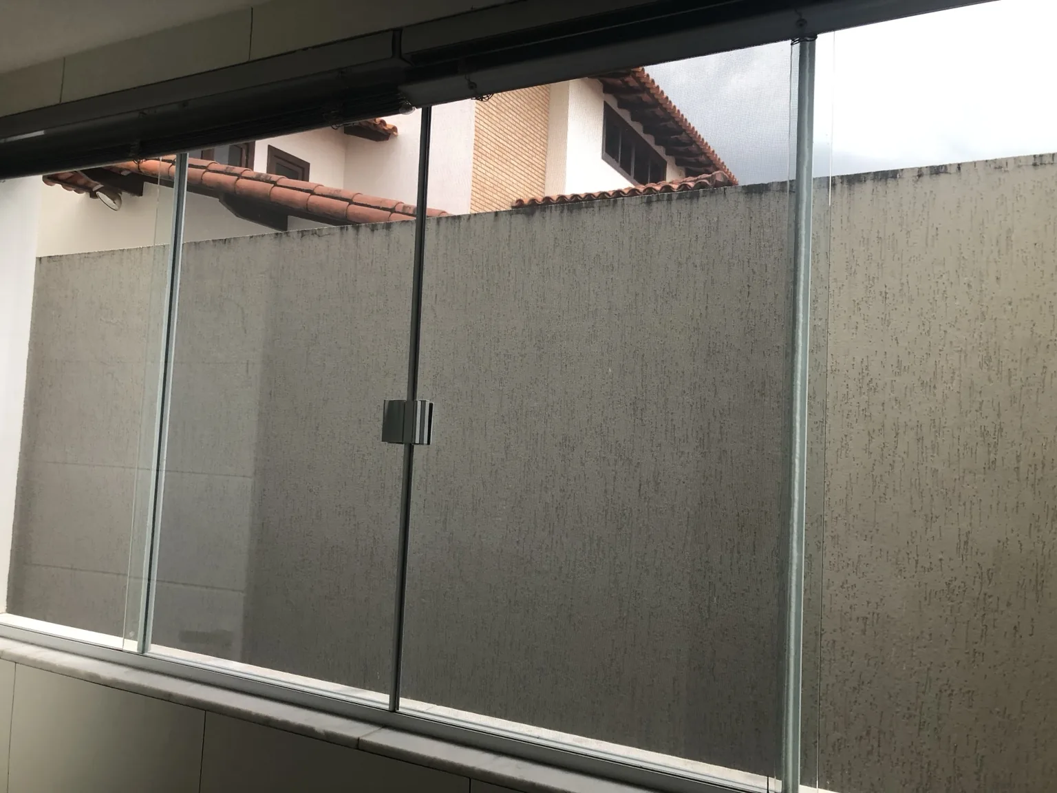 Detalhe da malha da tela mosquiteira branca em janela da cozinha