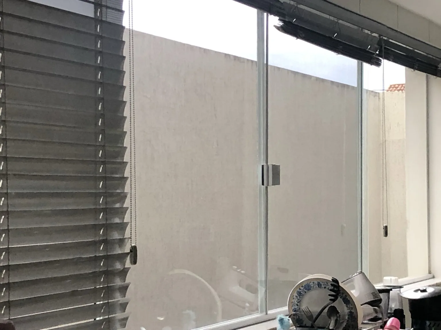 Outra vista da janela da cozinha com tela mosquiteira e acabamento branco