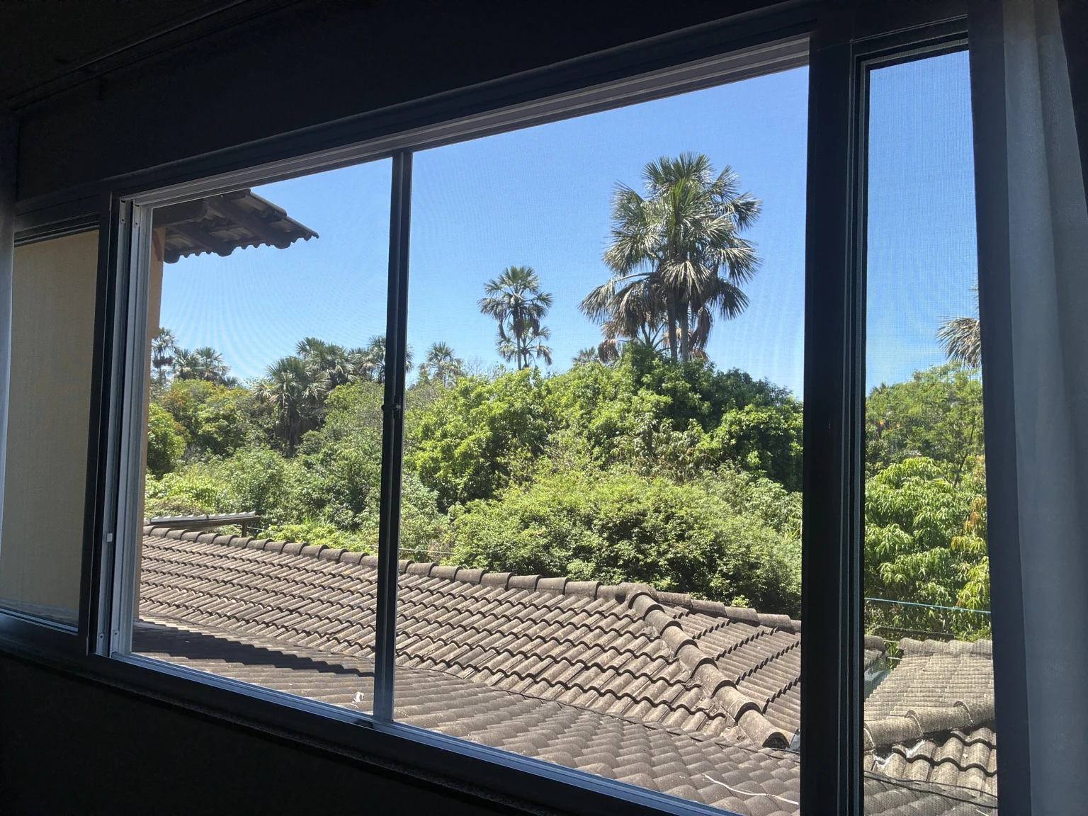 Vista geral da tela mosquiteira branca na Metropolitana, Rua 2, lote 22, Núcleo Bandeirante.
