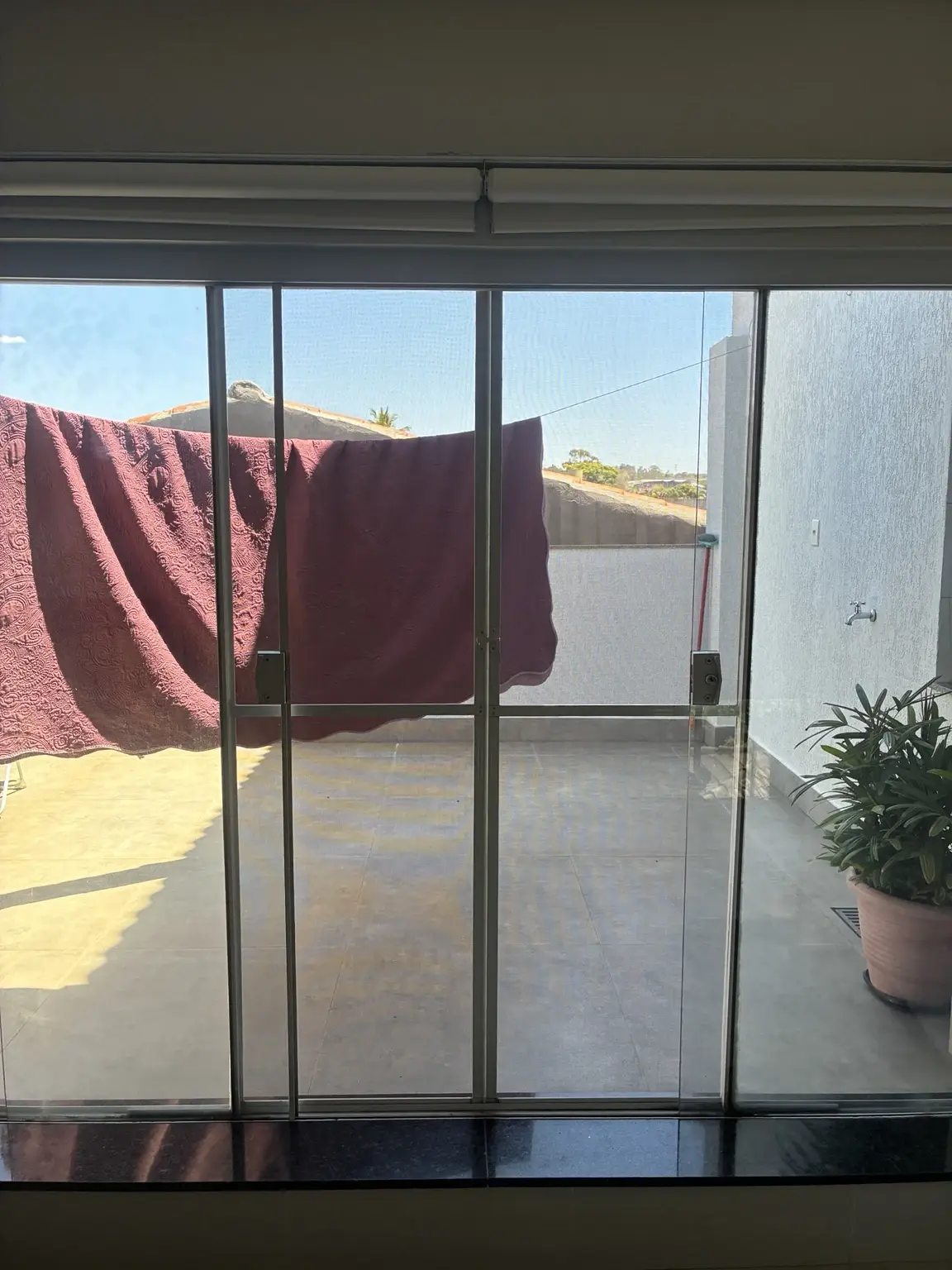 Tela mosquiteira na abertura voltada para a área externa da residência.