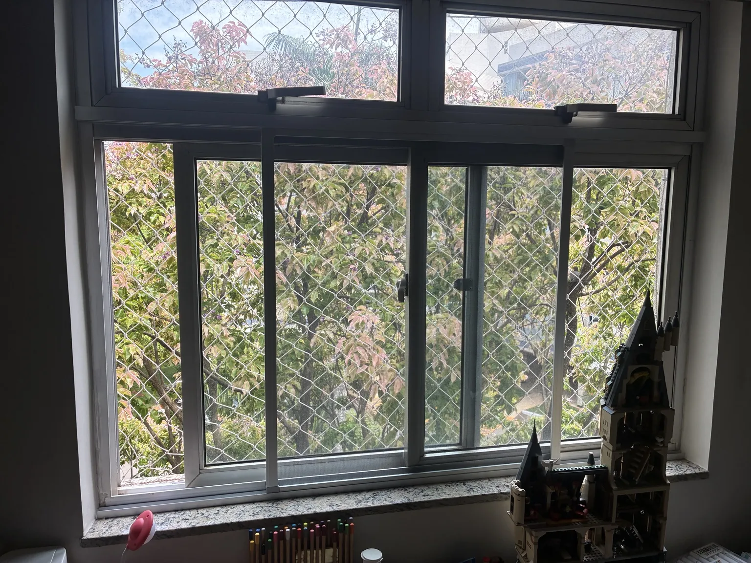 Outro registro do conjunto de janelas com tela mosquiteira — AOS 2, Bloco D, Octogonal.