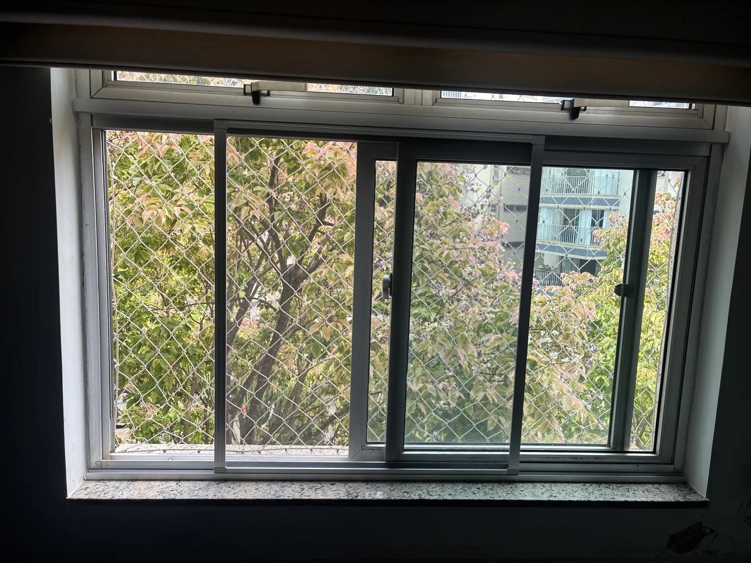 Vista do acabamento natural e dos perfis da tela — AOS 2, Bloco D, Octogonal.