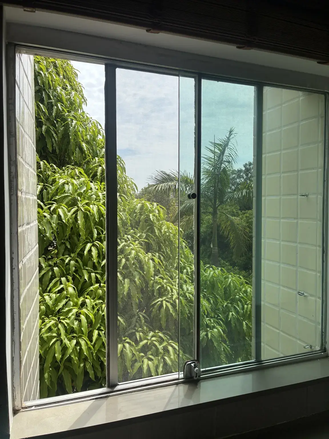 Detalhe do conjunto de folhas e do trilho inferior — AOS 2, Bloco D, Octogonal.