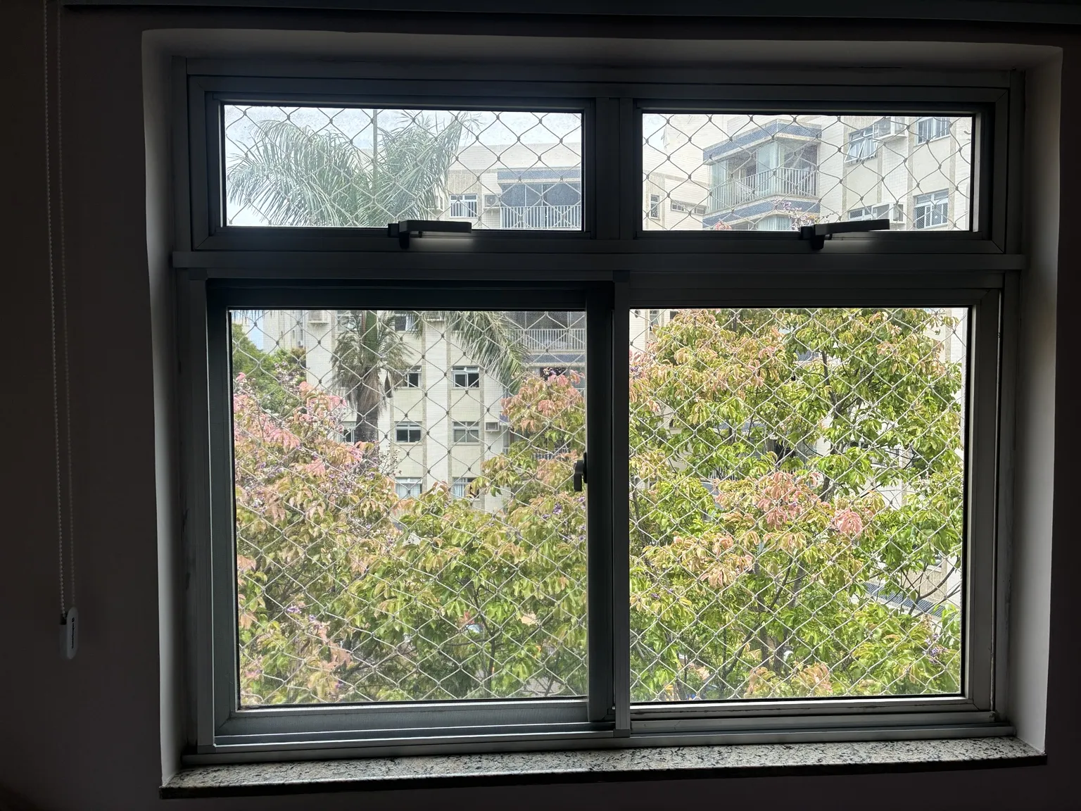 Vista geral de outro conjunto de janelas da instalação — AOS 2, Bloco D, Octogonal.