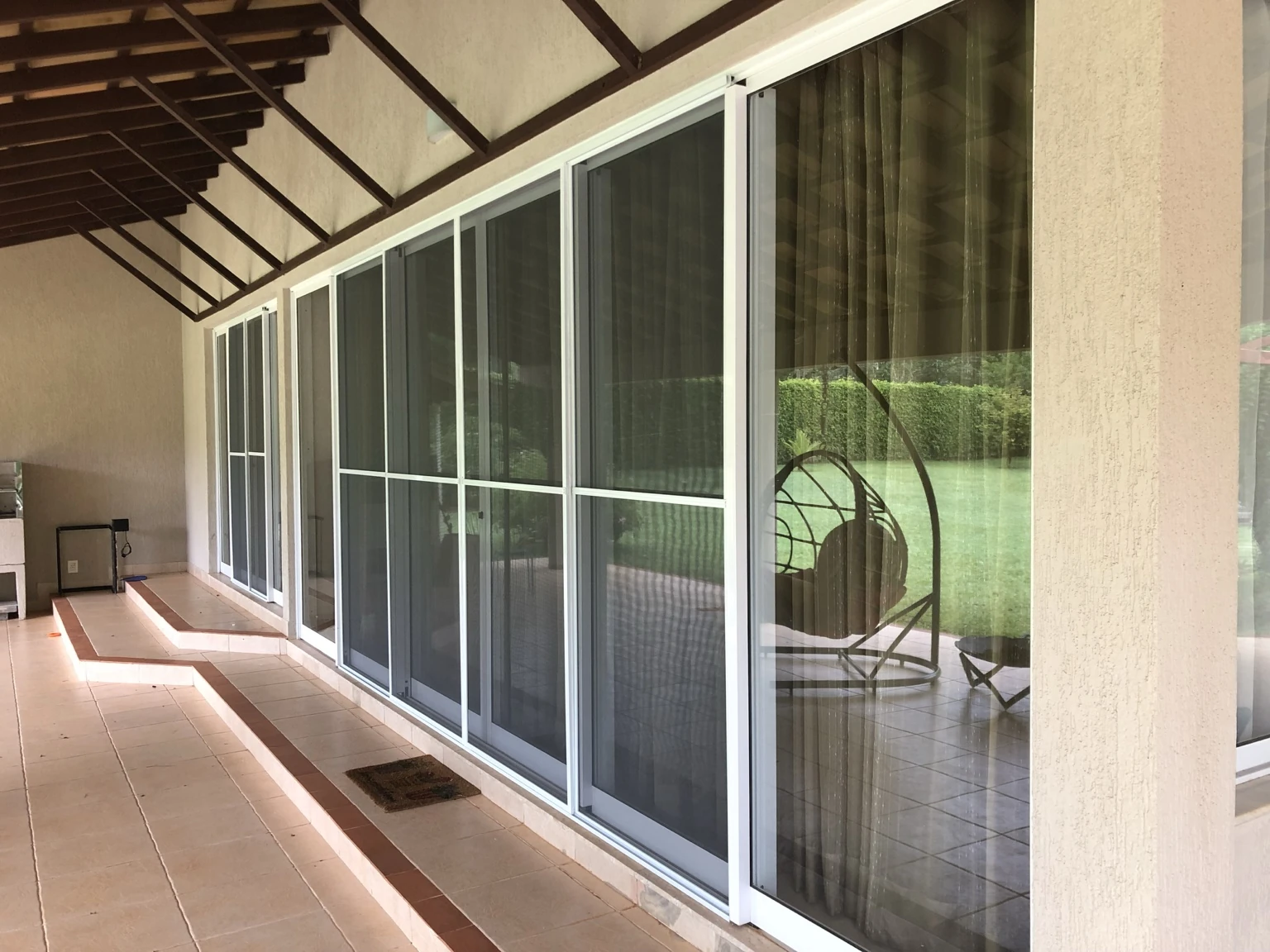 Vista ampla das telas mosquiteiras brancas nas portas da varanda na SMPW Quadra 17, Conjunto 4, Lote 1, Park Way
