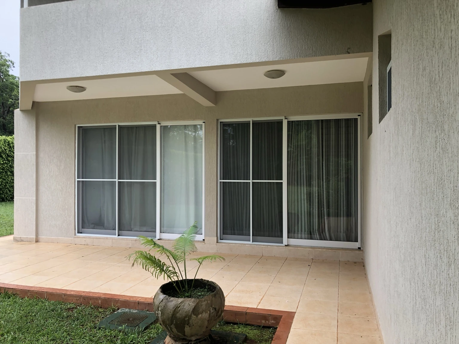 Telas brancas nos dois conjuntos de portas voltados para o jardim na SMPW Quadra 17, Conjunto 4, Lote 1, Park Way