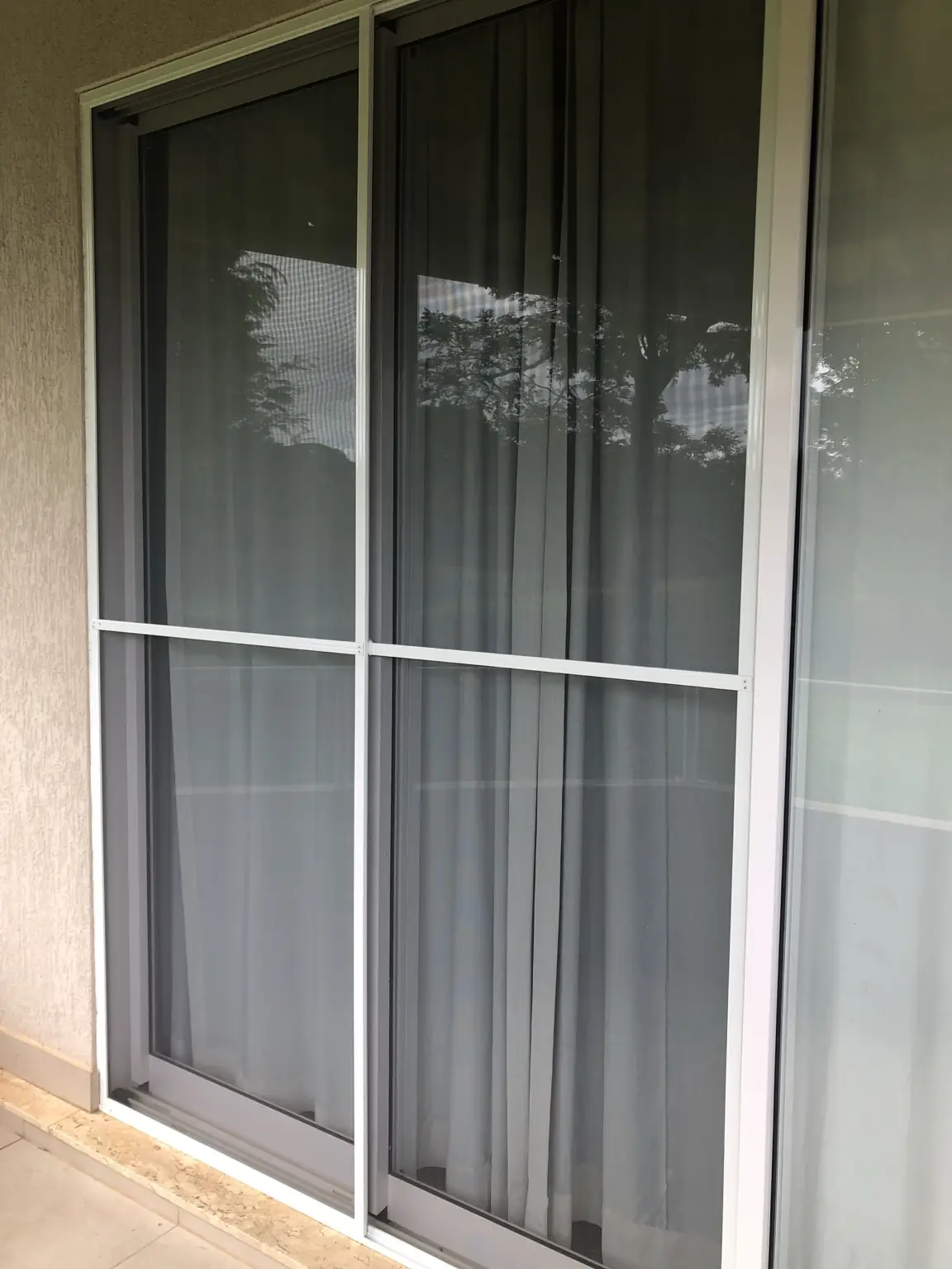 Detalhe dos perfis brancos e da tela em porta de correr na SMPW Quadra 17, Conjunto 4, Lote 1, Park Way
