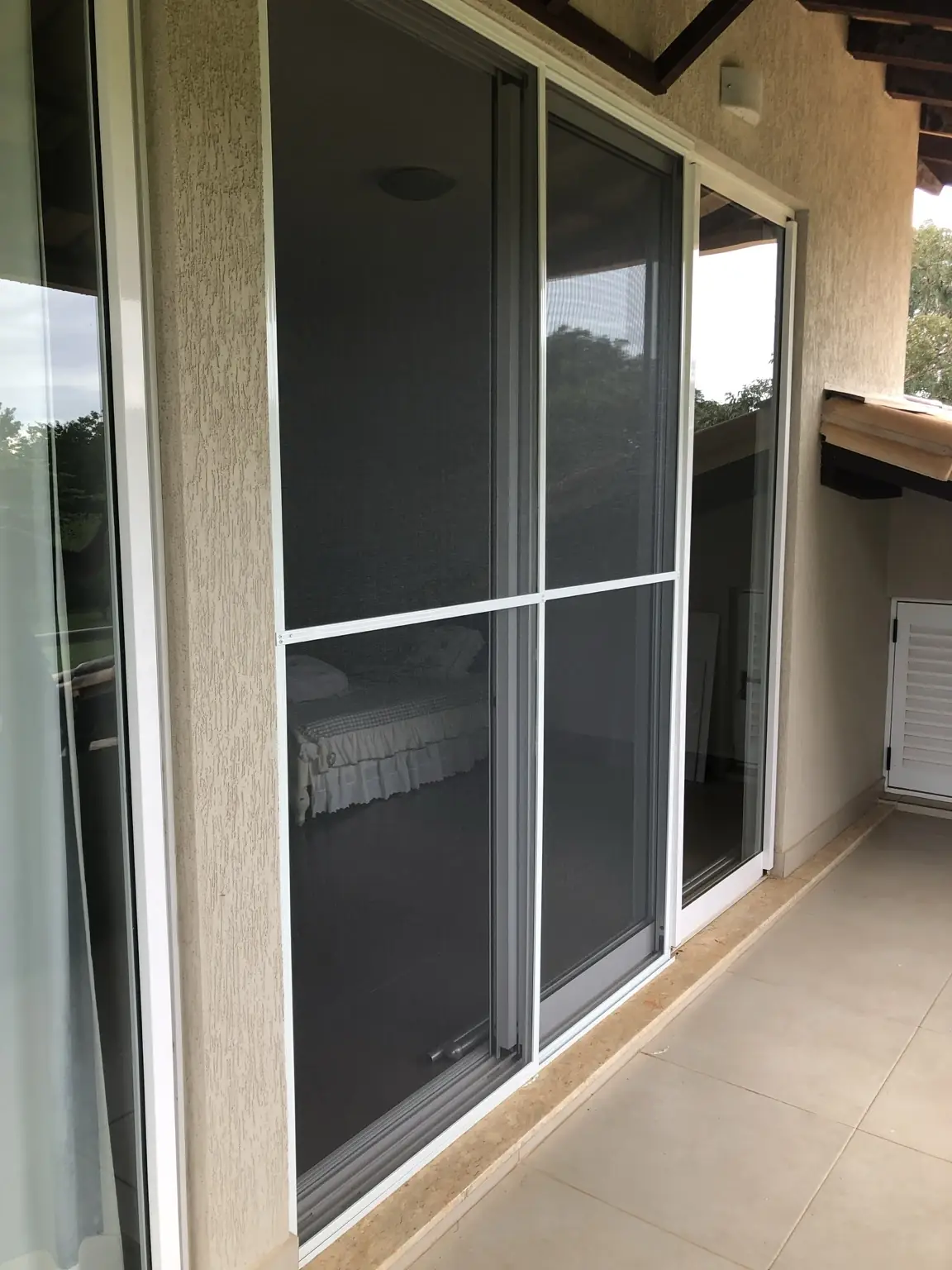 Tela mosquiteira branca acompanhando a esquadria da porta na SMPW Quadra 17, Conjunto 4, Lote 1, Park Way