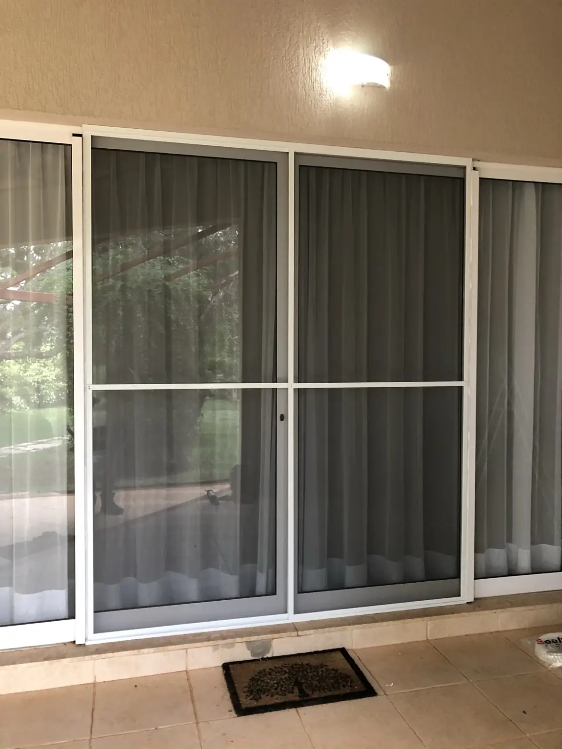 Vista frontal das folhas com tela mosquiteira branca na SMPW Quadra 17, Conjunto 4, Lote 1, Park Way