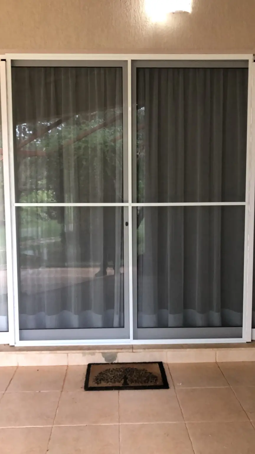 Detalhe da tela e dos perfis no acesso à varanda na SMPW Quadra 17, Conjunto 4, Lote 1, Park Way