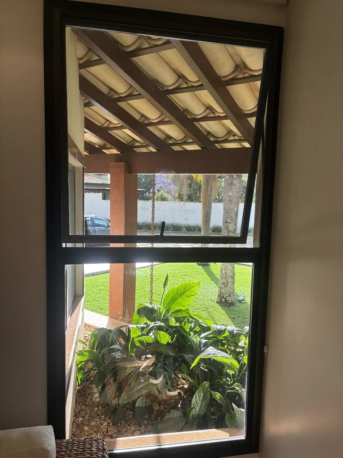 Tela mosquiteira basculante na cor bronze instalada em residência no Park Way