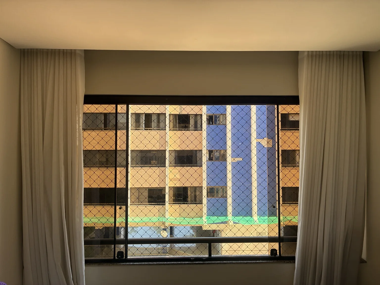 Janela com rede preta no Bloco B do Edifício Porto Parati