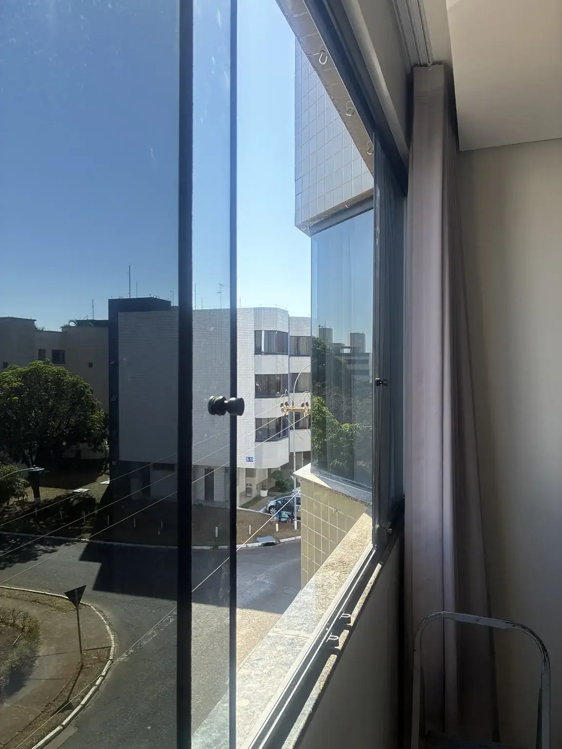 Janela de apartamento no Edifício Lyon, Sudoeste, antes da instalação da rede de proteção
