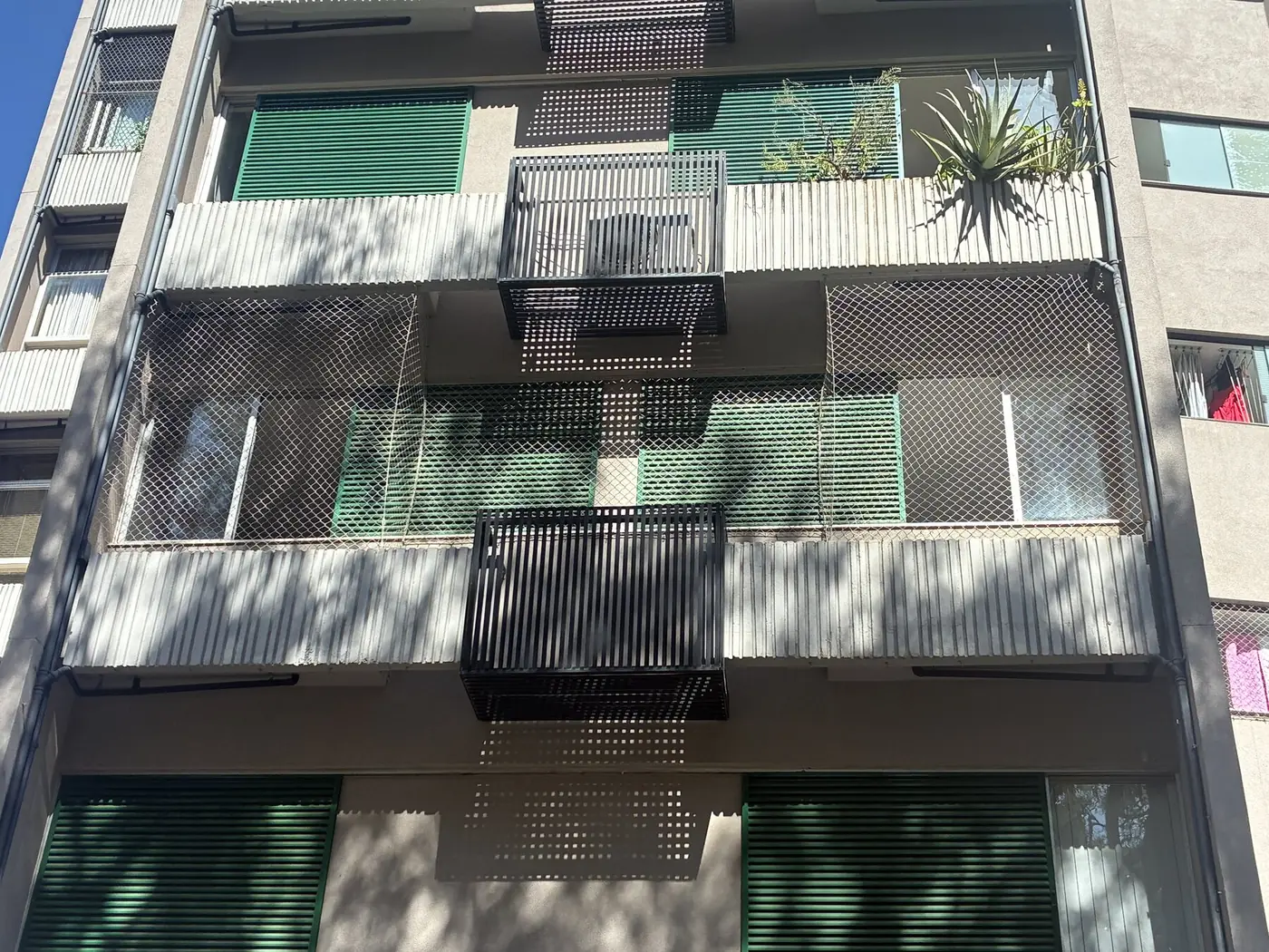Varanda e janelas protegidas com rede em edifício residencial na Asa Sul